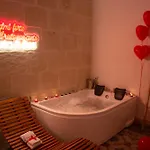 Hesperia - Jacuzzi & Garden Casa de Férias *